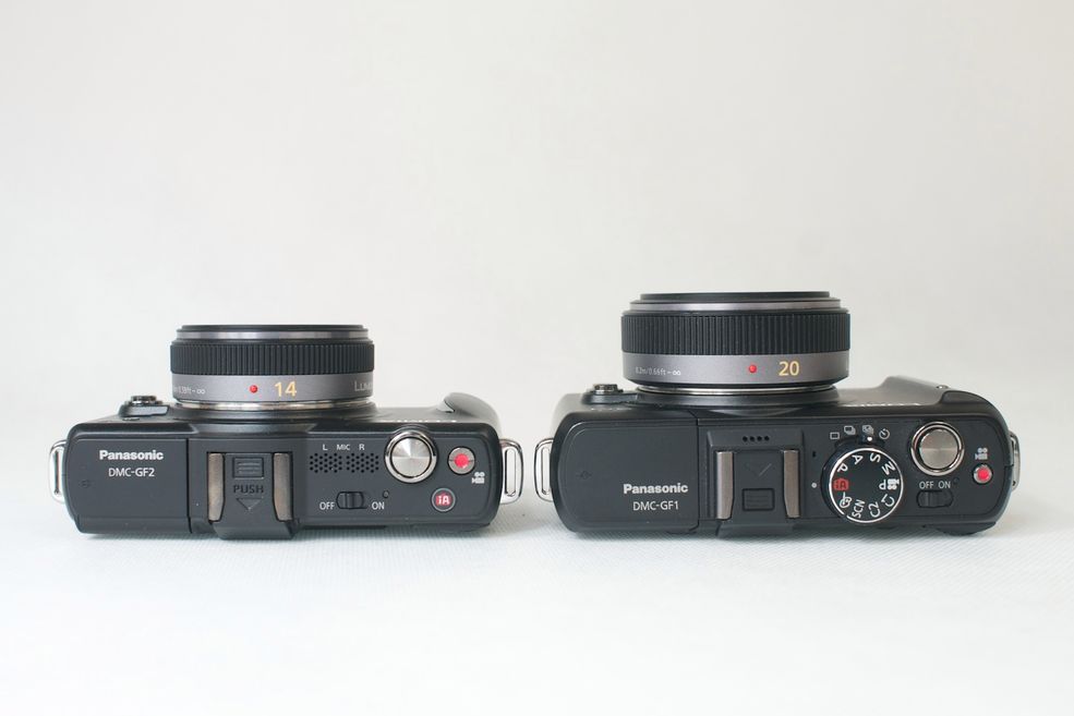 Górna ścianka W Lumixie GF2 usunięto główne pokrętło sterujące. Funkcje przeniesiono do menu aparatu, dzięki zastosowaniu dotykowego ekranu.
