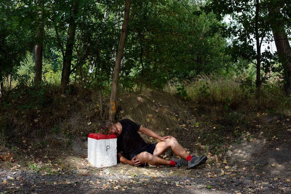 W 2013 roku Michał Iwanowski przeszedł ponad 2 tysiące kilometrów pieszo z Kaługi do Wrocławia pokonując drogę, którą w 1945 roku przeszedł jego dziadek z bratem, kiedy uciekali z sowieckiego obozu.
Dziś na koncie ma kolejną wędrówkę w poszukiwaniu prawdy. Michał 17 lat temu wyjechał do Walii na Erasmusa. Zrobił jeden semestr fotografii i tam już został. W 2008 roku w Cardiff, w którym mieszka, przeczytał na jednej ze ścian napis "Go home, Polish" (do domu Polaku). To był początek kontynuacji jego projektu.