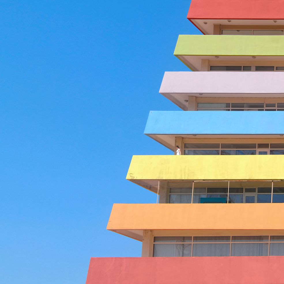 Z wykształcenia Yener jest architektem. Interesuje się też projektowaniem graficznym. Można się tego domyślić, widząc jego zamiłowanie do kolorów i kształtów fotografowanych przez niego budynków.