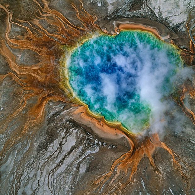 Edmaier fotografuje z powietrza, podróżuje z jednego regionu do drugiego lokalnymi liniami lotniczymi. Czasami krąży wokół fotografowanego obiektu kilka razy zanim uchwyci to co chciał. W swojej fotografii stara się oddać prawdę geograficzną ale posługuje się także abstrakcją i alegorią. Jak sam mówi woda może budować nasze kraje albo je niszczyć.