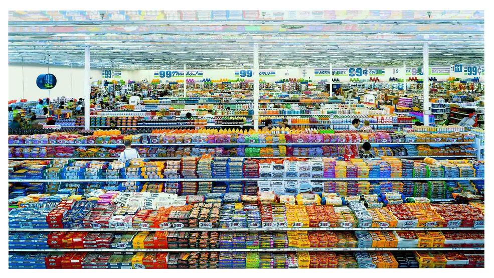 4 ...w 2007 roku rekord pobiło "99 centów" Andreasa Gursky'ego, sprzedane za 3,346,456 dolarów. Zdjęcia tego fotografa cieszą się olbrzymią popularnością wśród kolekcjonerów. Dwie inne odbitki tego samego zdjęcia sprzedano za kwotę powyżej 2 mln dolarów.
Na zdjęciu prezentujemy połowę dyptyku "99 centów")