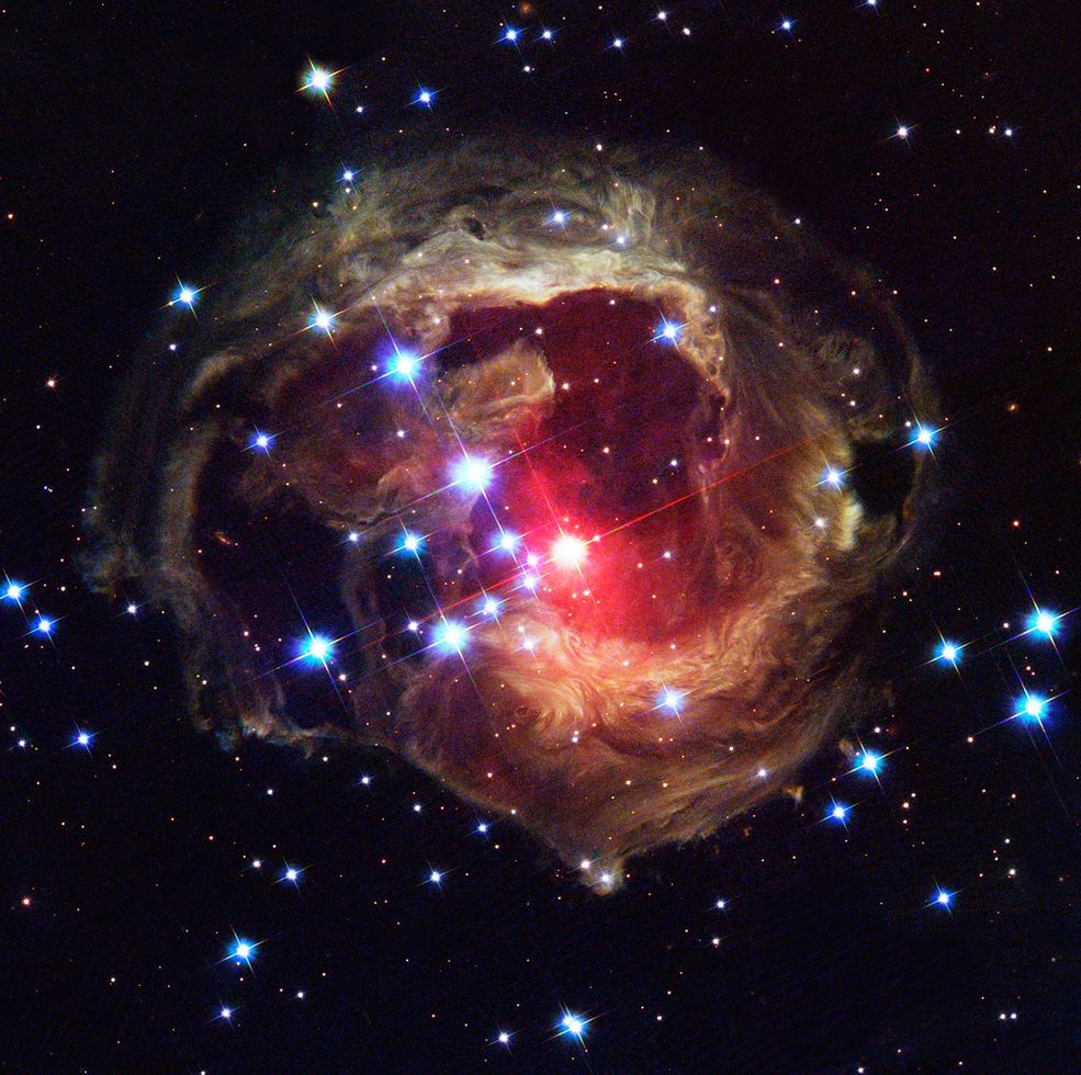1 Echo świetlne, uchwycone trzy lata po eksplozji gwiazdy V838 Monocerotis w gwiazdozbiorze Jednorożca. W chwili wybuchu w 2002 roku, była ona najjaśniejszą gwiazdą w Drodze Mlecznej.