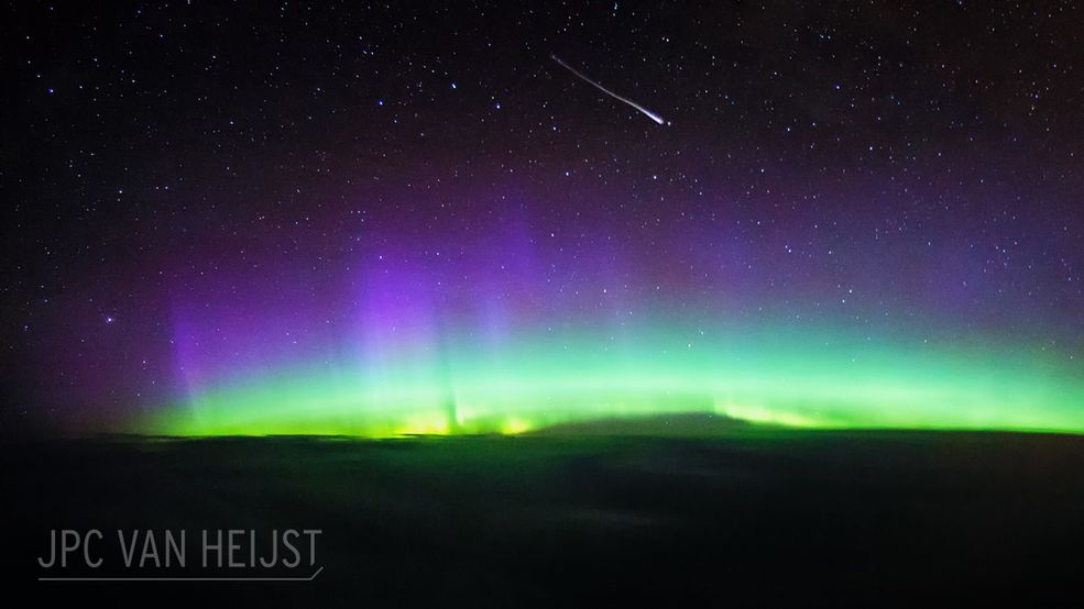 Obok miłości do latania, jest jeszcze pasja do fotografii. Christiaan połączył je razem, a efektem tego są wspaniałe fotografie. Kiedy zaczął latać Boeingami zafascynował go nocny widok Ziemi przez okna w kokpicie. Zahipnotyzował go widok świateł miasta, odbijające się od pokrytych śniegiem Alp światło księżyca, konstelacje gwiazd powyżej i inne cuda nocy, które są niesamowite nawet z Ziemi, a z perspektywy pilota nie da się ich porównać z niczym innym.