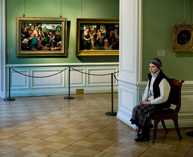 Amerykański fotograf dostrzegł tam coś jeszcze - ciekawe kompozycje, w których bohaterami poza dziełami sztuki, są kobiety je pilnujące.