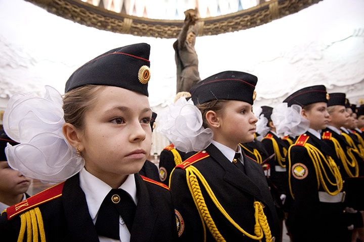 Wyróżnienie specjalne Cykl "Baczność" Sergeya Kozminowa z Rosji pokazuje uczennice Szkoły Kadetów w Moskwie.
