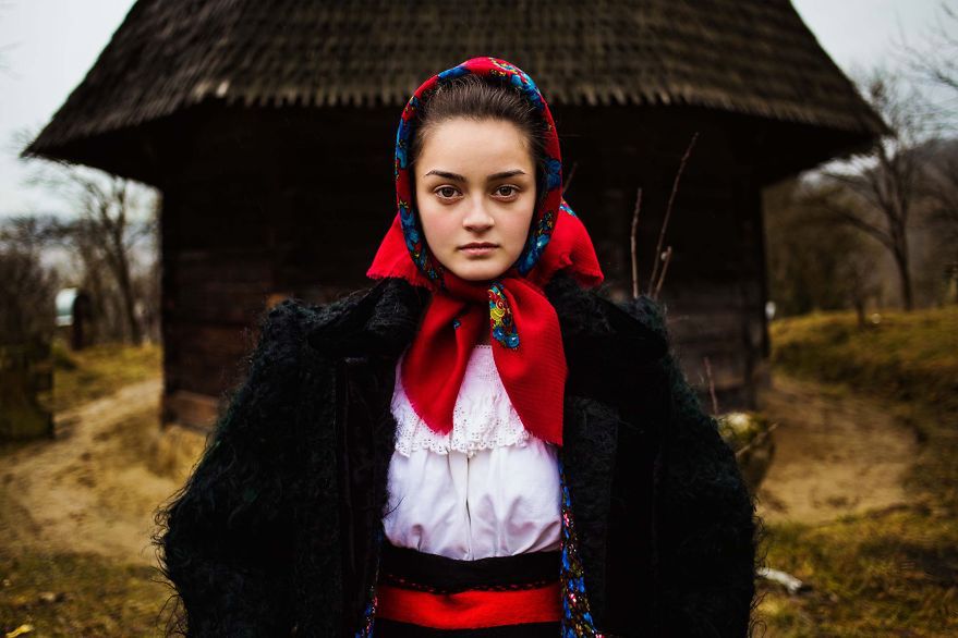 Maramures, Rumunia.
Przez globalne trendy ludzie wyglądają i zachowują się bardzo podobnie. Wszyscy jesteśmy piękni dzięki temu, że jesteśmy inni. Koniec końców piękno jest w oku patrzącego, a jest nim zawsze ktoś inny.