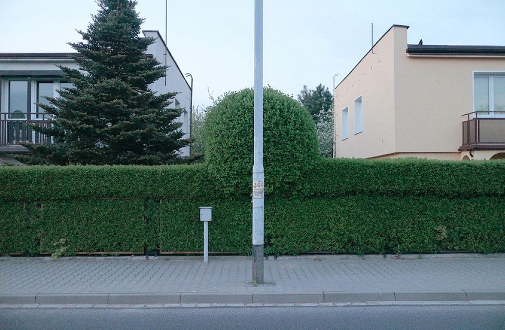 Kiedy zacząłeś robić zdjęcia i co wtedy fascynowało Cię w fotografii?
To wszystko zaczęło się dawno, a zarazem nie tak dawno temu – pamiętam jakby to było wczoraj. W różnych okresach życia przeżywałem fascynację odmiennymi obliczami fotografii – w szkole średniej była to chęć uwiecznienia ważnej chwili.
Pierwsze bardziej świadome zdjęcia robiłem na festiwalach i kocherach. Byłem wtedy zafascynowany czarno-białą fotografią, z którą na co dzień można było stykać się oglądając okładki płyt, czy też czytając artykuły o ulubionych zespołach w pismach muzycznych. Poza tym – w domu zawsze było pełno książek, ilustrowanych encyklopedii oraz albumów o sztuce i architekturze.
Kolor w latach osiemdziesiątych był trudno osiągalny, ze względu na cenę. Pierwsze moje zdjęcia wykonałem własnoręcznie na materiale monochromatycznym, a pierwszy własny aparat, lustrzankę, kupiłem dopiero, gdy poszedłem do pracy.
W empiku kupowałem czasami magazyn „Photo” za jakieś bajońskie kwoty. Pamiętam francuskie wydanie kupione pod koniec lat dziewięćdziesiątych za 30 złotych.