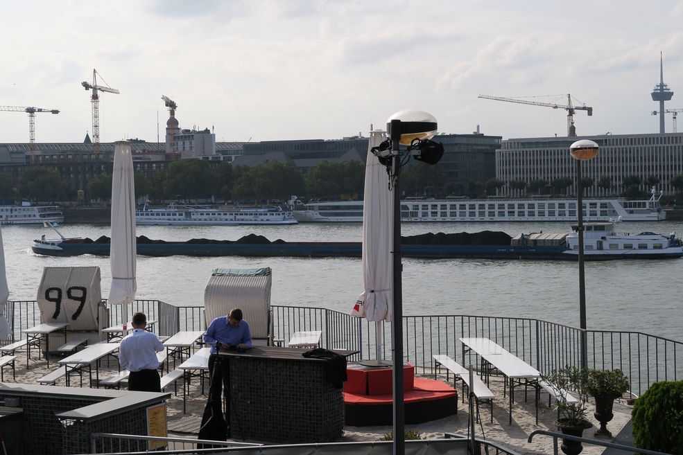 Zdjęcia wykonywaliśmy podczas krótkiej prelekcji w czasie konferencji Canona i niestety nie mogliśmy odejść z nim nigdzie dalej. Dodatkowo, są to zdjęcia z aparatu przedprodukcyjnego, więc możliwe, że fotografie z aparatu produkcyjnego będą się delikatnie różnić.