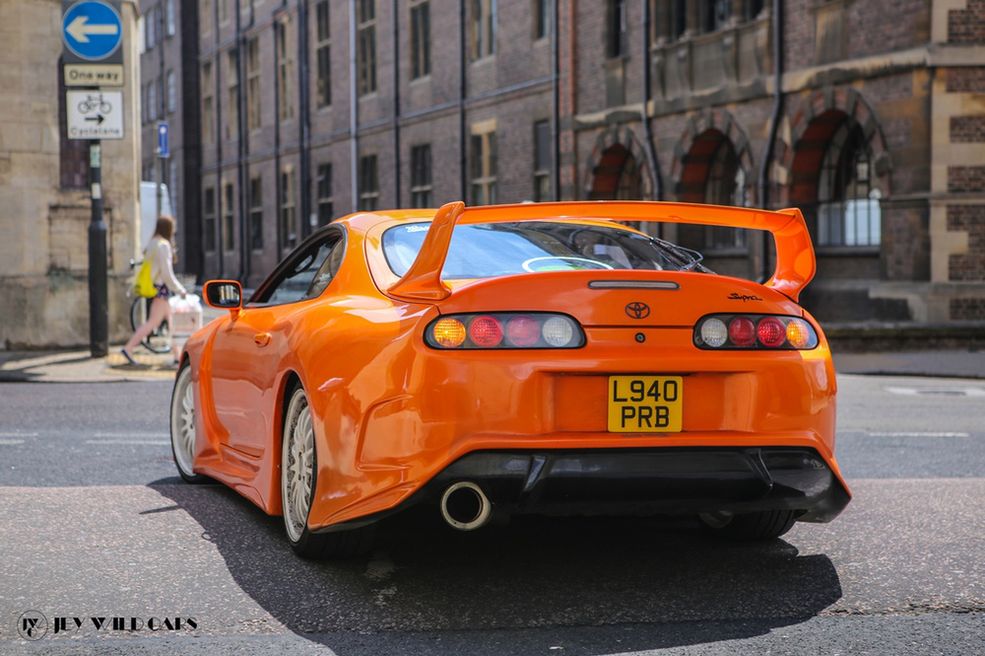 Gdzie szukasz inspiracji? Istnieje może ktoś taki jak „The Sartorialist" fotografii motoryzacyjnej?
Jeżeli chodzi o inspiracje - czytam wiele magazynów motoryzacyjny, jak np. Top Gear, gdzie nie raz pojawiają się genialne sesje.
W internecie bardzo przyjemne kadry można znaleźć u Marcela Lecha. Na jego stronie praktycznie każde zdjęcie to coś wyjątkowego i inspirującego, chociaż trochę inaczej się ma sprawa, gdy staramy się złapać jakieś auto na mieście, a inaczej podczas ustawionych sesji.