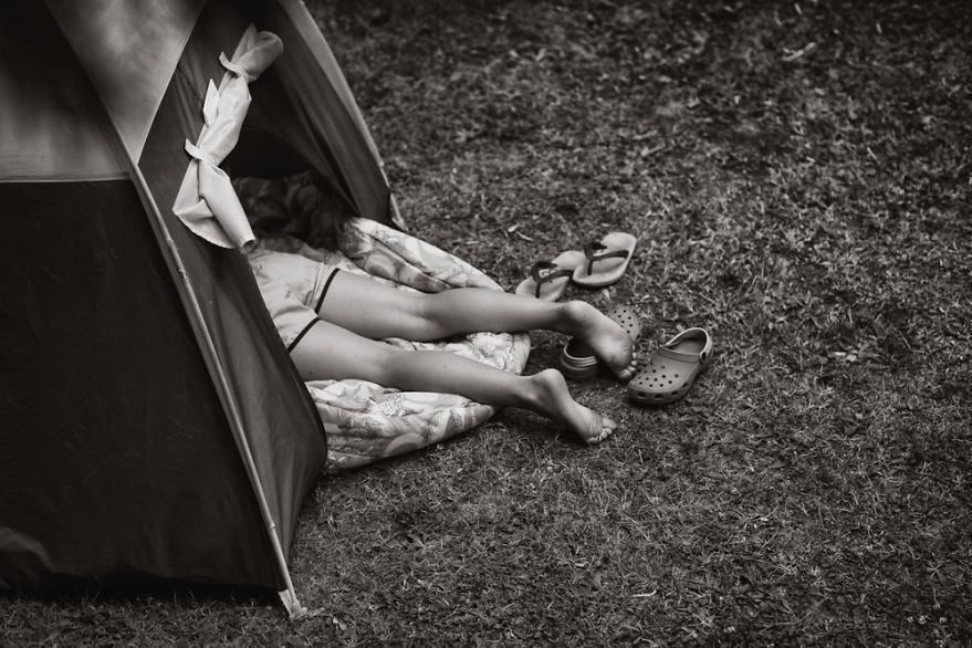 Izabela Urbaniak samo pisze, że fotografia była pasją jej życia przez wiele lat, zanim została także profesją. „Teraz mogę z pewnością powiedzieć, że moja praca wcale nie jest pracą, ponieważ naprawdę kocham to co robię każdego dnia" - kończy fotografka. Bardzo podoba nam się takie podejście i serdecznie życzymy Wam, abyście mogli powiedzieć to samo o swoim życiu!