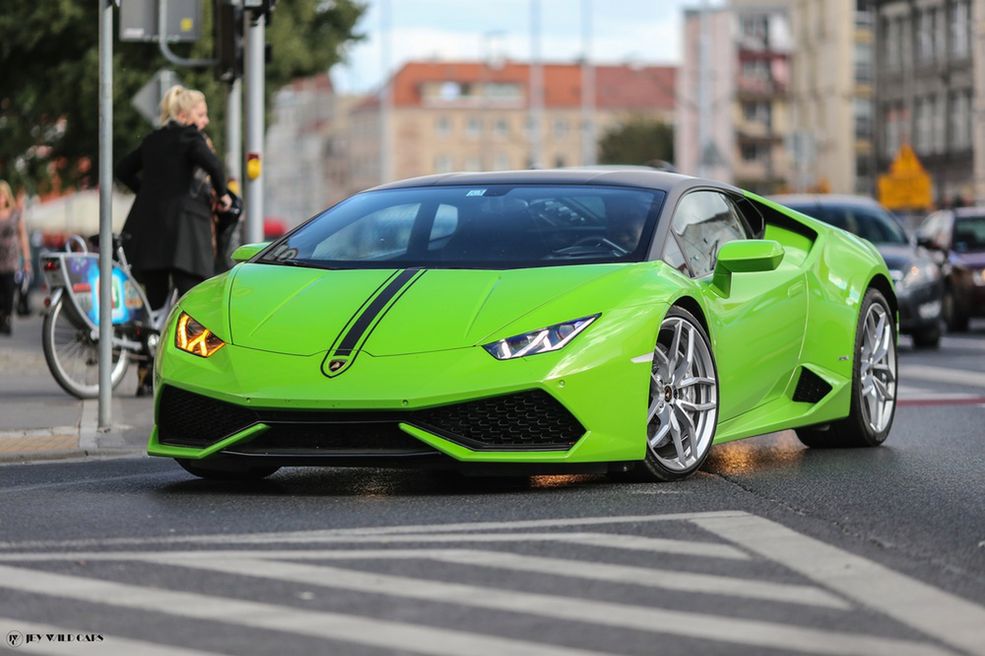 Czyżby car spotting? Możesz wyjaśnić na czym polega na dziedzina fotografii?
Tak, zacząłem zajmować się car spottingiem na poważnie i założyłem swoją stronę na Facebooku. Jey Wild Cars powstało dokładnie w kwietniu 2015 i z dnia na dzień ma się coraz lepiej. Car spotting polega na fotografowaniu, egzotycznych aut spotkanych na ulicy.
W Londynie, czy Monaco nie wymaga to praktycznie żadnego wysiłku - we Wrocławiu jest z tym trudniej. Osobiście zależy mi nie tylko na "łapaniu" egzotyków, a także na tym, aby zrobić im ciekawe zdjęcia.
