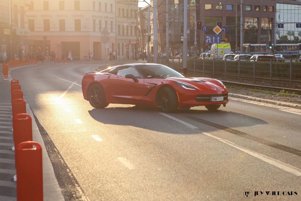 Marcin Watemborski: Skąd wzięło się Twoje zamiłowanie do super-samochodów i skąd pomysł na połączenie go z fotografią?
Jey Wild: Jestem wielkim pasjonatem motoryzacji, a benzyna płynie w moich żyłach od najmłodszych lat. Moje ulubione sporty zawsze były związane z samochodami, np. WRC. Śledziłem karierę Sebastiana Loeba, a także Roberta Kubicy. Swoją przygodę z fotografią zacząłem w roku 2004, kiedy kupiłem swoje pierwsze auto. Chciałem móc uwieczniać je na zdjęciach. Wybór padł na Canona A75 – zwykłą cyfrówkę z 3,2 Mpix na matrycy. Jej najważniejszą cechą był tryb manualny.
Już wtedy wiedziałem, że będę chciał robić ciekawsze zdjęcia i tryb manualny pozwoli mi na więcej swobody, zwłaszcza w czasie nocnych sesji. Z upływem lat fotografowałem kolejne swoje auta. Spory przełom w moim fotograficznym życiu nastąpił, dopiero w roku 2007, gdy poznałem swoją drugą połówkę – Meri, w tamtym czasie studiowała jeszcze na Akademii Sztuk Pięknych we Wrocławiu. Jej największą życiową pasją była fotografia, którą uprawiała od lat i której uczyła się w szkole.