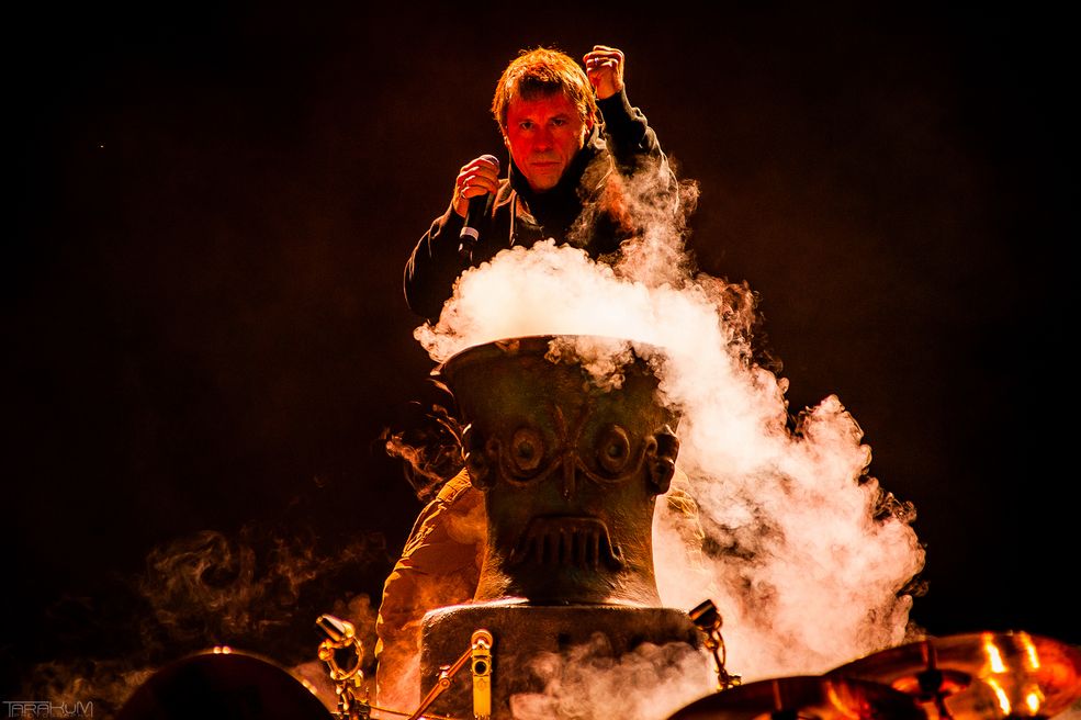 Najfajniejsza przygoda na koncercie?
Miło wspominam koncert Watain, Mayhem oraz Furii w stoczniowej hali B90. Ten koncert był szczególny. Watain - szwedzka kapela grająca konkretny black metal z dużą dawką ekspresji i efektów zrobiła taki show, że głowa mała.
Wokalista na skraju sceny, z wielkim kielichem wylał jednym ogromnym bryzgiem krew w stronę publiki. Znajoma fotografka stoi w fosie pomalowana krwią, niektórzy fani dostali prosto w twarz, co doprowadziło do jakiejś euforii u niektórych. Armagedon dookoła, do tego te ciężkie szatańskie riffy, moshpit nawet w fosie. Zdjęcie z tej akcji dostało w tym roku nagrodę na Gdańsk Press Photo 2017 w kategorii Kultura, dlatego tym bardziej mi miło.