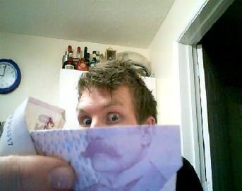 1 Moda na moneyface wzięła się od zdjęcia opublikowanego na b3ta forum. Użytkownik Spunky McPunk założył tam temat "Photoshop Money" w dziale "Image Challenge". Miało to miejsce 22 maja 2008 roku. | Fot. BIT-101 / Flickr