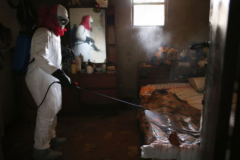 @ John Moore / „Kryzys związany z wirusem Ebola w stolicy Liberii” / Nagroda L’Iris d’Or, tytuł Fotografa Roku