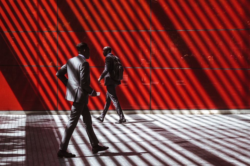 Joshua K. Jackson używa koloru, żeby podkreślić na fotografiach różnorodność londyńskiego życia. Za pomocą aparatu stara się uchwycić energię miasta, prezentując równocześnie jego harmonię i chaos, jaki w nim panuje.