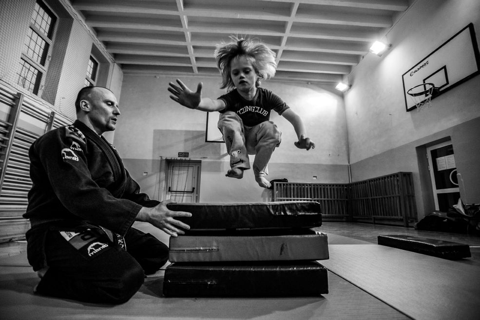 Materiał Pawła Jędrusika Ju-Jitsu 21 opowiada o szkole sztuk walki, założonej przez dwóch trenerów: Sławomira Kowalczyka i Huberta Gędłka. To wyjątkowa inicjatywa, ponieważ uczyły się tam dzieci z zespołem Downa. Niestety szkoła już nie istnieje, ale Pawłowi udało się zrobić poruszający materiał na temat całej inicjatywy.