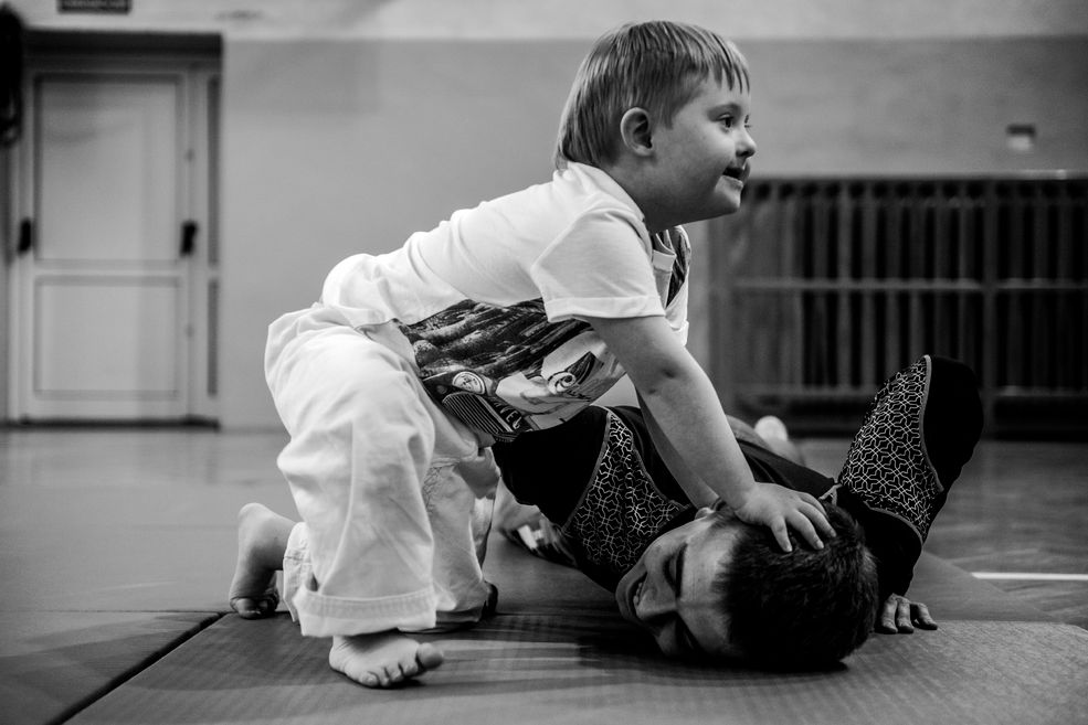 Paweł przytacza przykład 6-letniego Kacpra, który trenował w grupie od samego początku jej istnienia. Zawsze sam przygotowywał swój strój i torbę na zajęcia. Fotograf wspomina również, że niektóre dzieci rozwinęły się na tyle, że mogły bez problemu chodzić na zajęcia z pełnosprawnymi osobami.