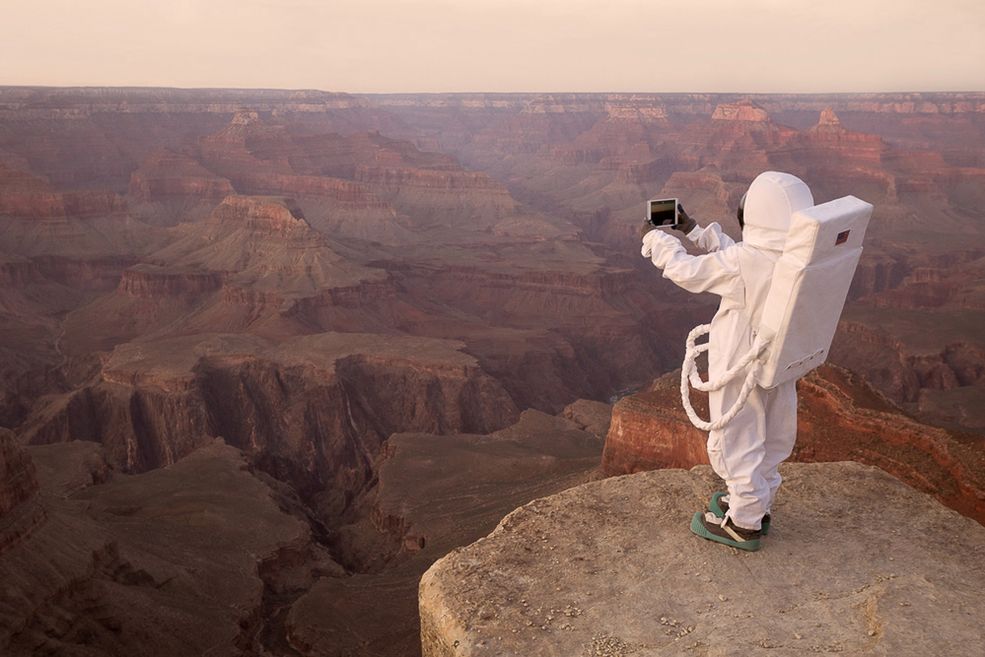 W celu stworzenia tego ciekawego cyklu fotograf przemierzył zachodnie Stany Zjednoczone, w sumie 4000 mil (6400 km) w ciągu 8 dni. W podróż zabrał także dwie repliki kombinezonów kosmicznych ESP-A7L. Nie są to skafandry, które można użyć do misji na Marsa jednak celem fotografa nie było realne odwzorowanie misji kosmicznej, a raczej stereotyp człowieka w kosmosie.