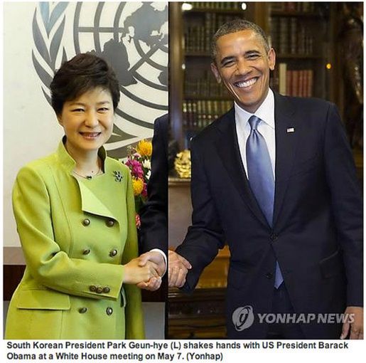 7 Photoshopowy dramat na szczycie - to przedziwne zdjęcie uścisku dłoni Baracka Obamy i prezydent Korei Południowej Park Geun-Hye stało się internetowym hitem maja. (psdisasters.com)