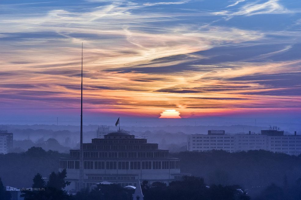 Wspomniałeś o łączeniu światła naturalnego ze sztucznym. Jak to wygląda?
W fotografii miejskiej korzystam wyłącznie ze światła zastanego. Oprócz lamp ulicznych, albo iluminacji – dochodzi jeszcze oświetlenie naturalne wywodzące się z pory dnia. W poszukiwaniach ciekawych i efektownych kadrów trzeba liczyć na odrobinę szczęścia. I tu zaczynają się emocje. Niesamowicie się cieszę, kiedy mam unikalne warunki pogodowe i jestem w odpowiednim miejscu, w odpowiednim czasie. Pozostaje mi wtedy wyłuskać z otaczającej rzeczywistości ciekawe kadry, poprawnie naświetlić ekspozycję, zadbać o ostrość i szczegóły techniczne.
Taka szansa może się już nie powtórzyć.