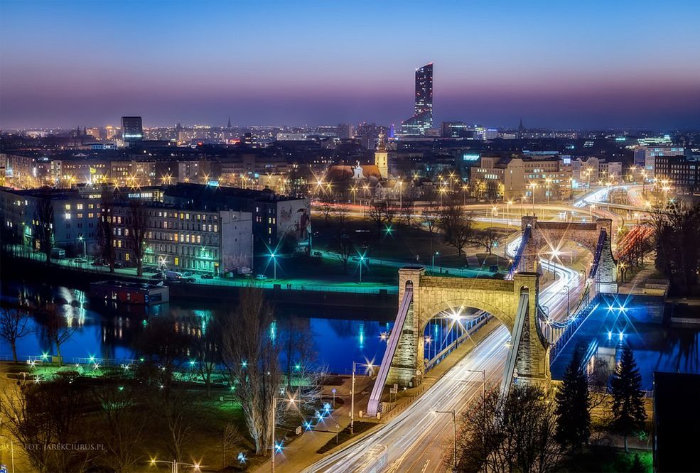To coś w stylu: „Nie ma ludzi niefotogenicznych, są tylko źli fotografowie”. Jaka jest Twoja ulubiona pora fotografowania?
Bardzo rzadko robię zdjęcia za dnia, kiedy słońce jest wysoko nad horyzontem. Taka charakterystyka kojarzy mi się raczej z dokumentem. Najciekawsze światło jest wieczorem i nad ranem, kiedy dzień zmienia się w noc i odwrotnie.