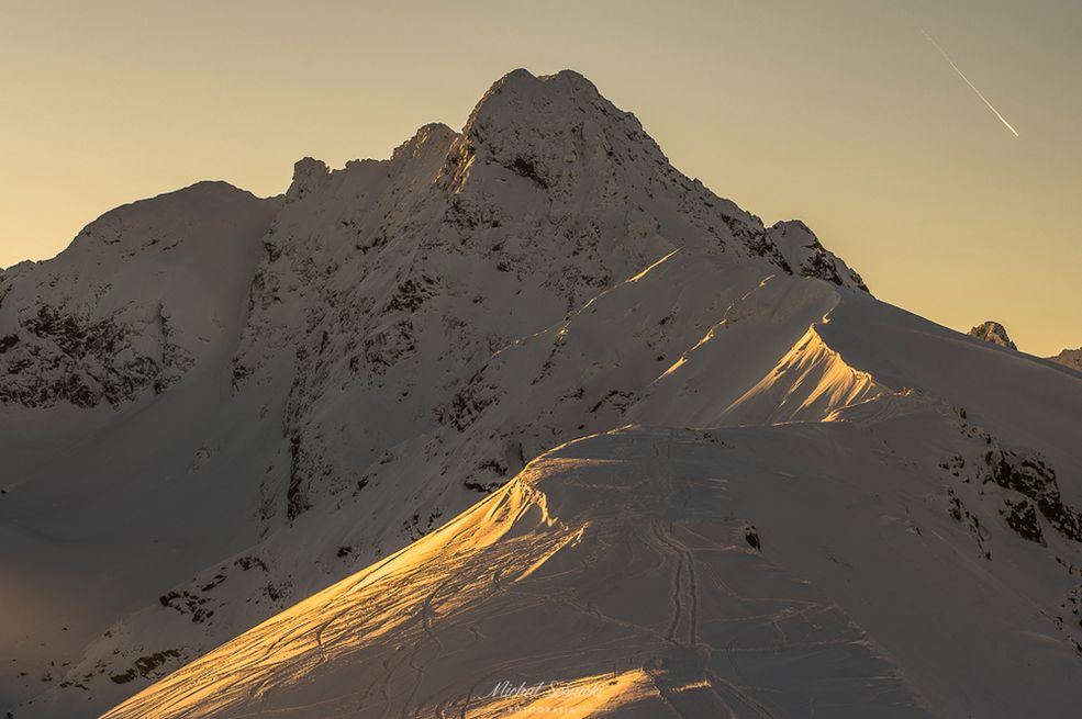 Jest jeszcze jakiś szczególny powód – dlaczego góry?
Dlaczego góry? Powód jest prosty – kocham je! Nie mam ulubionego pasma górskiego. Tatry zawsze będą się pięknie prezentowały na zdjęciach, więc fotografuję je dość często z przełeczy nad Łapszanką na Spiszu, skąd według mnie jest najpiękniejszy widok.
Orawa, Spisz, Podhale, Beskid Makowski i Żywiecki z moją ukochaną Babią Górą...
