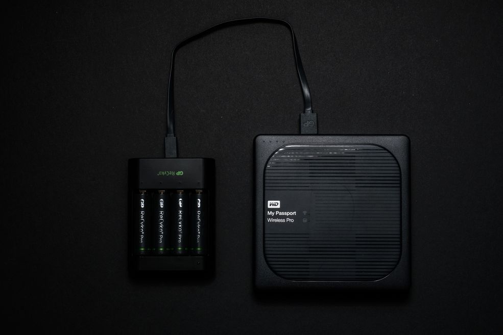 Akumulatory podczas sesji można ładować z powerbanka, dzięki ładowarce GP. Na wszystkich sesjach towarzyszy mi dysk WD My Passport Wireless Pro, który pełni również rolę powerbanka.