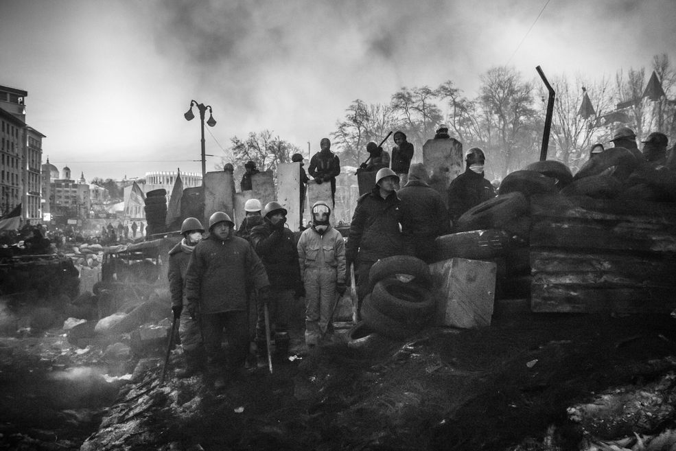 Fotoreportaż - I miejsce w kategorii WYDARZENIA
Ukraina, Kijów. Ukraina swoją drogę do demokracji znaczy krwią jej zwolenników. Obywatele sami zainicjowali zmiany, protestując na ulicach Kijowa przeciwko rządom prezydenta Wiktora Janukowycza. Fotoreportaż jest zapisem wydarzeń na kijowskim Majdanie, gdzie w styczniu i lutym 2014 roku doszło do walk opozycji z siłami prorządowymi. Do historii przejdzie „czarny czwartek” (20 lutego), gdy ok. 70 osób zginęło w starciach z siłami bezpieczeństwa, m.in. od kul snajperów. Na zdjęciach: mężczyźni pilnują barykady przy ulicy Hruszewskiego; walki z siłami Berkutu; opozycjoniści palą opony, by ograniczyć widoczność stojących po drugiej stronie zasłony dymnej funkcjonariuszy Berkutu i wojsk wewnętrznych; tłum na Majdanie Niepodległości nieomal linczuje snajpera pojmanego przez obronę Majdanu; sanitariuszki w polowym szpitalu na Majdanie opatrują rannego demonstranta; tłum szturmuje autokar z żołnierzami wojsk wewnętrznych; ofiary snajperów z „czarnego czwartku” – z powodu braku miejsc w polowych szpitalach zwłoki układano na ulicach; rozpacz rodzin i bliskich ofiar, ostatnie pożegnanie poległych w masakrze na ulicy Instytuckiej. Styczeń–luty 2014