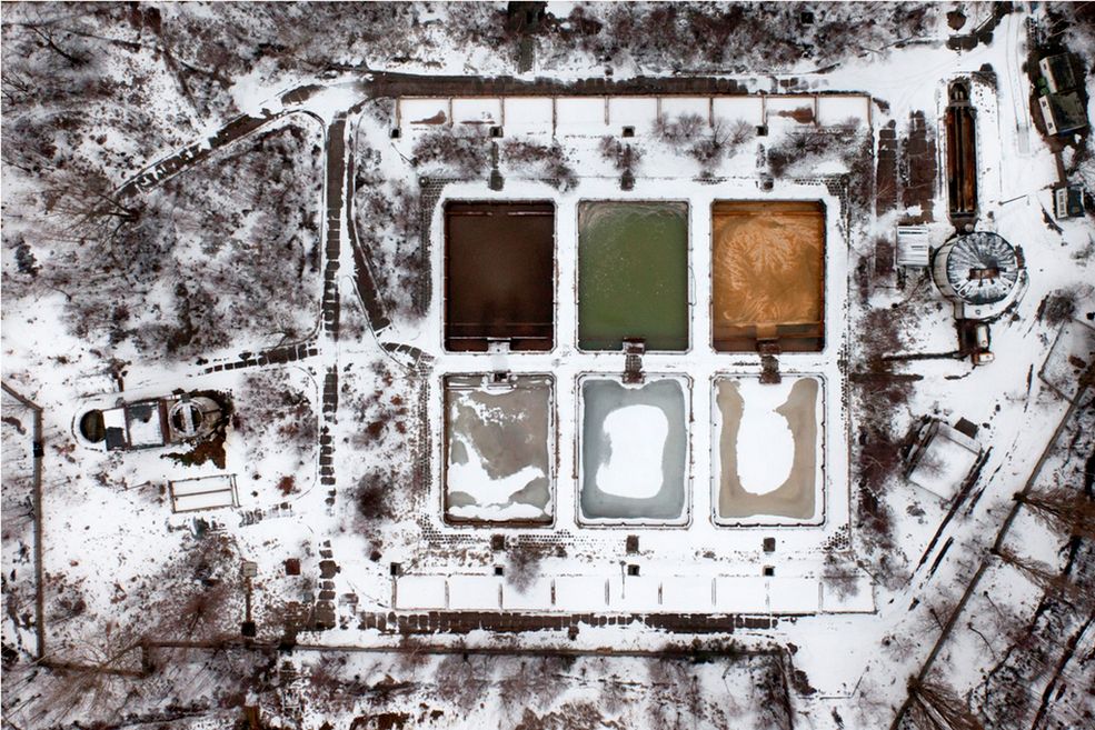 Fot. Kacper Kowalski "Barwne fotografie, jak czarno-białe rysunki, pozbawione wszystkich zbędnych ozdobników, przejmująco prawdziwe – nic dziwnego, autor z wykształcenia jest architektem. Wybór perspektywy i oszczędność formy sprawiają, że te fotografie studiujemy uważnie i bardzo powoli,
z takim zachwytem, jak ogląda się stare mapy" - dodaje Łukasz Kuś. / Fot. Kacper Kowalski