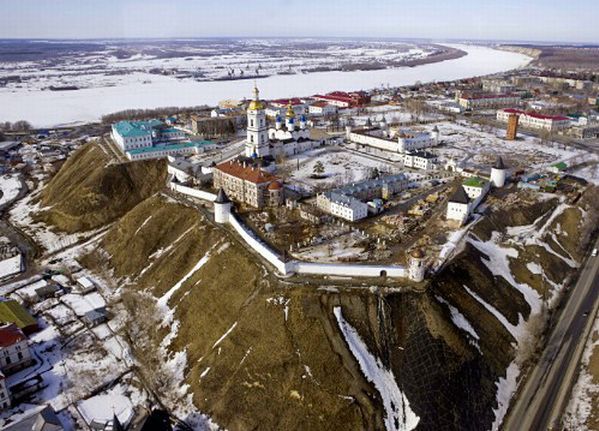 8 Zdjęcie Kremla w Tobolsku autorstwa obecnego premiera Rosji, Dmitrija Miedwiediewa, zostało sprzedane na aukcji dobroczynnej w Petersburgu za 1,750,000 dolarów. Aukcja odbyła się w 2009, gdy Miedwiediew był jeszcze prezydentem.