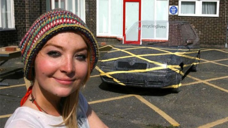 7 Sara Watson i jej samochód-kameleon pomalowany we wzory z otoczenia.