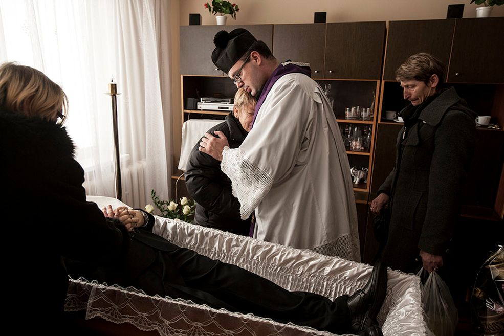 Zdjęcie pojedyncze - zwycięzca w kategorii LUDZIE © Damian Kramski Puck. Ksiądz Jan Kaczkowski od wielu lat w swoim hospicjum i w terenie wspiera chorych na raka. Niestety, ta choroba zaatakowała również jego. 19 września 2012