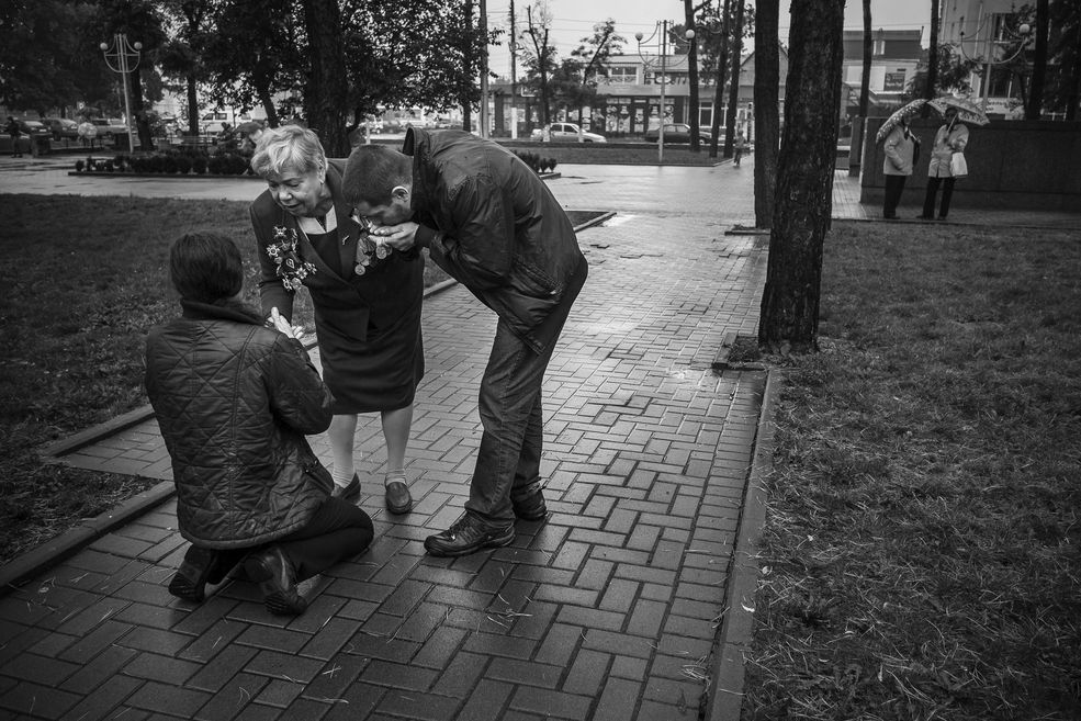 Zdjęcie pojedyncze - III miejsce w kategorii LUDZIE
Irpin, Ukraina. Coraz mniej żyje żołnierzy weteranów II wojny światowej. Tworzą żyjącą wspomnieniami społeczność. Są zapraszani na oficjalne akademie i uroczystości. Na zdjęciu: Jakunina Prawda Leonidowna – urodzona 11 lutego 1923 roku; w lutym 1945 roku brała udział w walkach o Poznań; koniec wojny zastał ją w Szczecinie. W czasie obchodów dnia miasta Irpin wracała z uroczystości odsłonięcia pomnika, gdy w parku dwoje nieznajomych zaczęło dziękować jej za wyzwolenie i całować po rękach. Zdjęcie jest częścią opowieści o współczesnym życiu weteranów w krajach byłego ZSRR. 14 września 2013