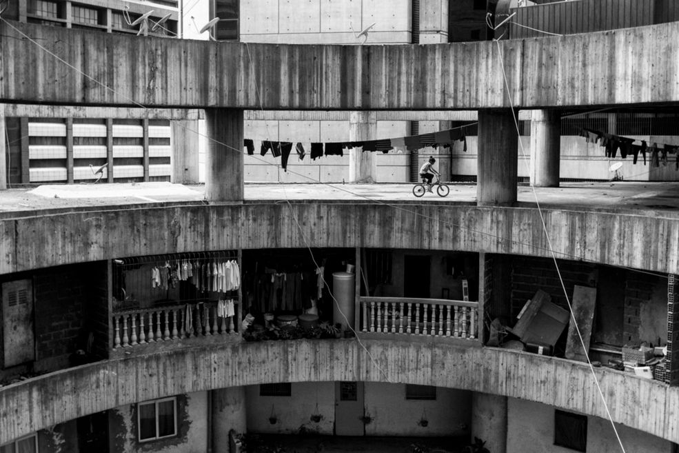 Nagrodzony czarno-biały cykl fotografii przedstawia historię dzikich lokatorów squatów w opuszczonym wieżowcu w Caracas, stolicy jego kraju fotografa.