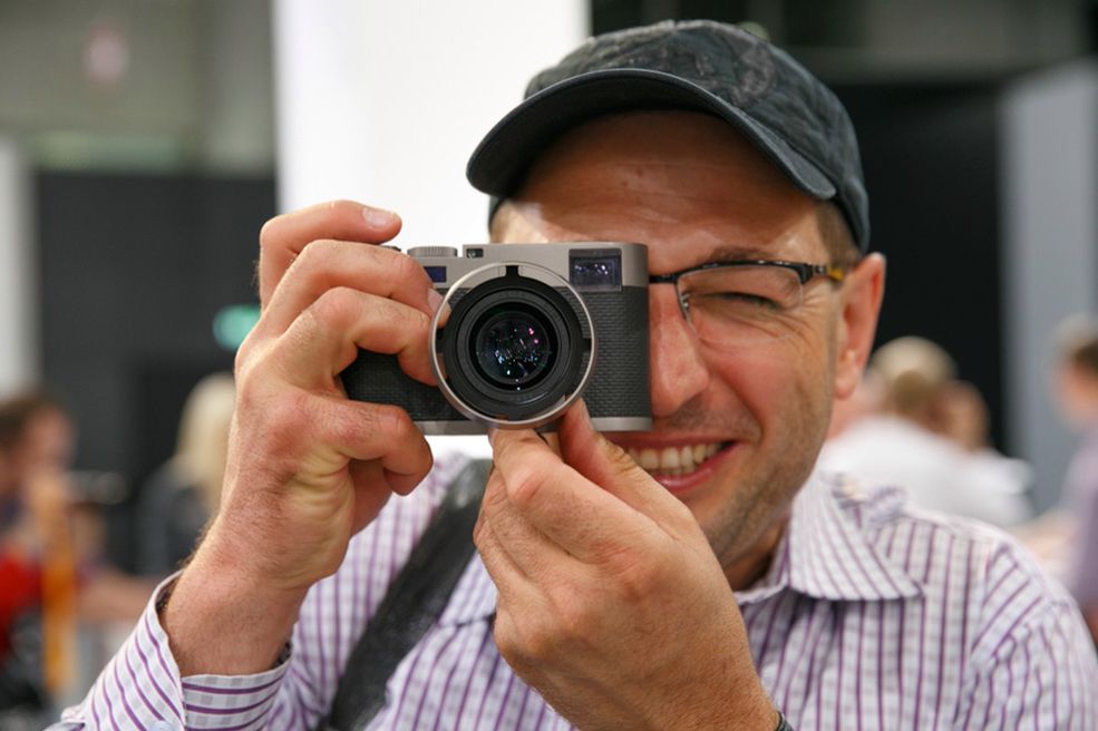 Leica M Edition 60 ma w zasadzie dwa przyciski funkcyjne - spust oraz malutki przycisk obok niego, który służy do wyświetlania w wizjerze ilości wolnego miejsca na karcie.
