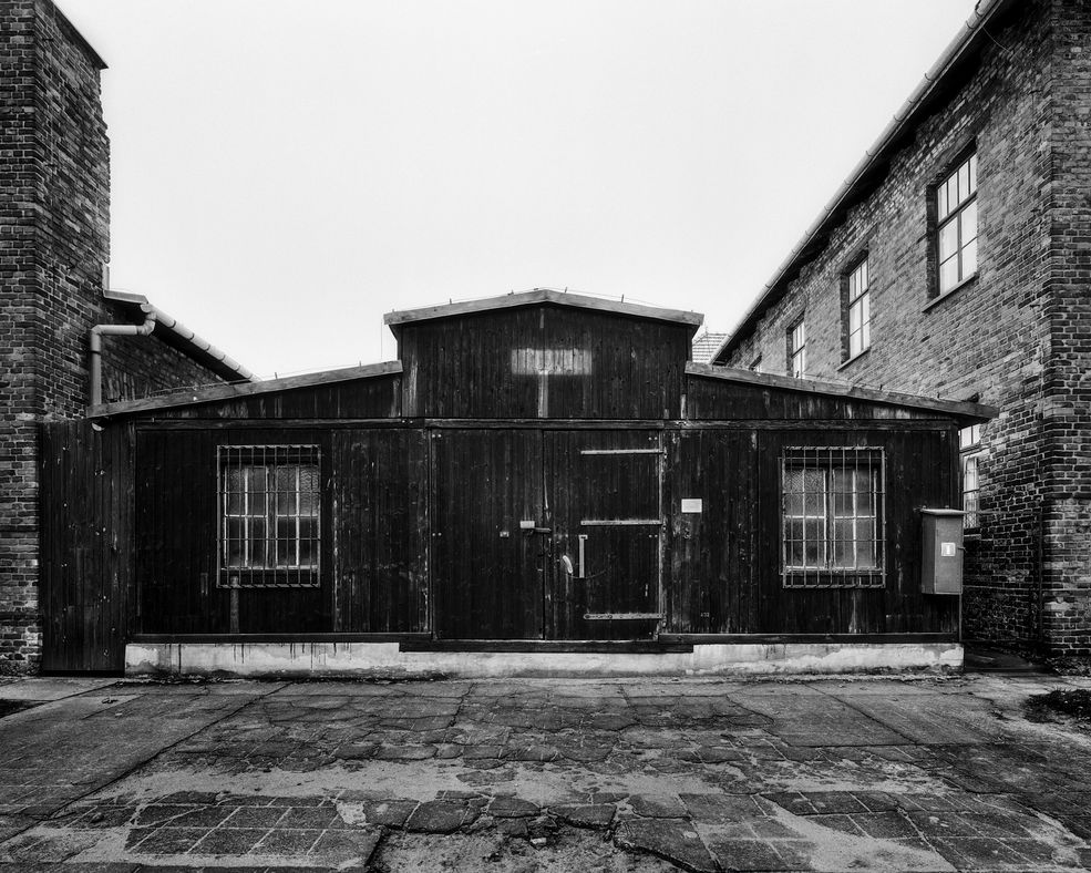 Muzeum Auschwitz-Birkenau założono w 1947 roku. W jego skład wchodzą obecnie dwie z dziesięciu jednostek będących niegdyś kompleksem obozu Auschwitz.
„KL Auschwitz I” zlokalizowane zostało na terenie byłego garnizonu Polskiej Armii. Przejęte budynki przystosowano do nowej funkcji poprzez podwyższenie ich o dwie kondygnacje. „KL Auschwitz II”, we wsi Brzezinka, powstał natomiast na niezabudowanym terenie. Baraki o wymiarach 42x12m budowano, w pierwszej fazie istnienia obozu, z cegieł. Żeby zredukować koszty wykorzystano też stajnie o wymiarach 40x10 m, w których umieszczano nawet 500 osób. Na terenie muzeum znajduje się dziś ponad 150 budynków oraz 300 ruin.