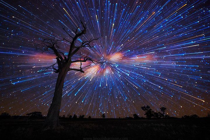 3 Nocne niebo dobrze fotografować przy czułości co najmniej ISO 1600. "Prędkość warp" osiągamy przez zoomowanie obiektywem w trakcie naświetlania przy długim czasie. Przy fotografowaniu gwiazd powinno to być co najmniej kilkanaście do kilkudziesięciu sekund przy przysłonie 4 lub 5.6.
© Lincoln Harrison