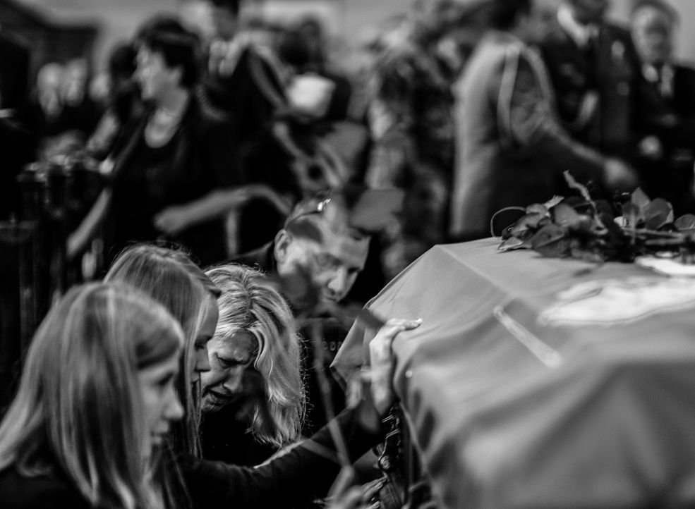 Fotoreportaż - I miejsce w kategorii LUDZIE
Lubliniec. Pogrzeb polskiego komandosa JWK Lubliniec chor. Mirosława Łuckiego, który zginął w Afganistanie od wybuchu miny pułapki w nocy z 23 na 24 sierpnia 2013 roku. To pierwszy zabity komandos z prestiżowej polskiej formacji komandosów Task Force 50. Chorąży Łucki zostawił żonę i syna. Dotychczas w Afganistanie zginęło 41 polskich żołnierzy. Na zdjęciach kolejno: kościół św. Stanisława Kostki – rodzina przy trumnie poległego komandosa; pogrzeb – żona i dowódca chorążego idą za trumną żołnierza; żona zabitego komandosa odbiera kondolencje od dowódcy jej męża; spadające biało-czerwone płatki róż, które w czasie składania trumny do grobu rozrzucił nad cmentarzem wojskowy śmigłowiec; na pogrzeb przyszła prawie cała miejscowość; grób komandosa miesiąc po pogrzebie. 30 sierpnia 2013, 29 września 2013
