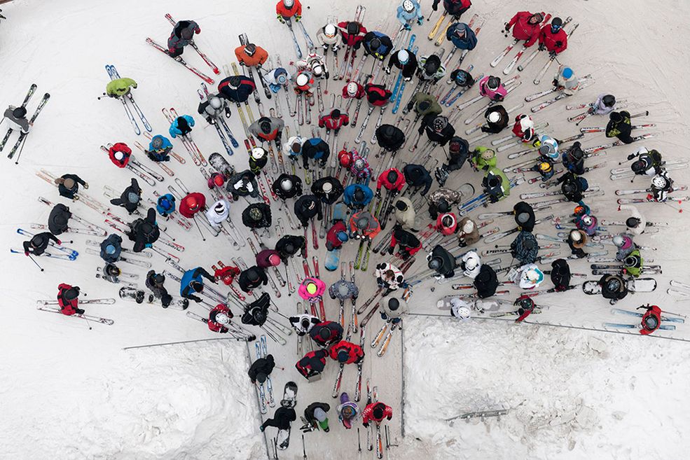 Zdjęcie pojedyncze - zwycięzca w kategorii SPORT © Kacper Kowalski, Panos Pictures Kolejka do wyciągu krzesełkowego w ośrodku narciarskim Czarna Góra w Kotlinie Kłodzkiej. 17 lutego 2013