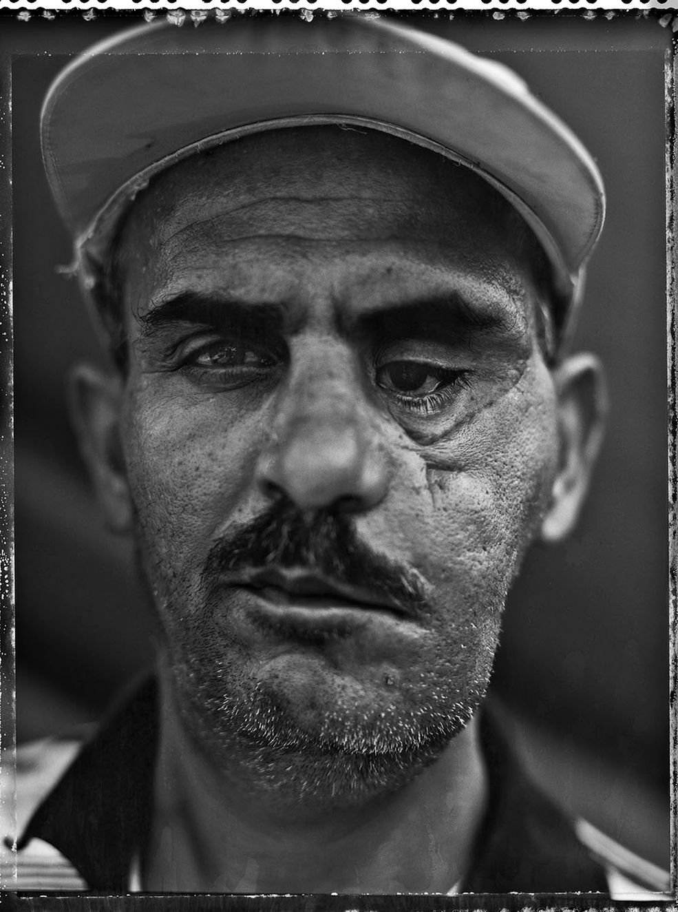Zdjęcie pojedyncze - II miejsce w kategorii PORTRET SESYJNY © Filip Ćwik, Napo Images/„Newsweek Polska” Islahiye, Turcja. Syryjscy uchodźcy przebywający w tureckich obozach nie zawsze są skłonni do mówienia, lecz ich postawa, wyraz twarzy i wyrysowane na niej emocje nie wymagają komentarza ani wyjaśnień. W twarzy, niczym w zwierciadle, odbijają się strach, lęk, bezsilność, rezygnacja, wyparcie, złość, ale też duma i szacunek. Wachlarz emocji, znany tylko tym, którzy spojrzeli wojnie w twarz. 4 września 2012