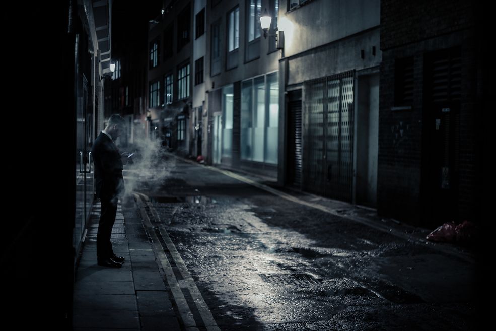 Uwielbiam koncepcję film noir – mrocznych powieści kryminalnych, gdzie wszystko jest cięte charakterystycznym światłem punktowym. Zdjęcia Edo Zollo są świetnym przykładem przełożenia tej koncepcji na współczesny świat. Tym bardzie, że mówimy tu o jednym z bardziej ruchliwych i zatłoczonych miast świata – Londynie.