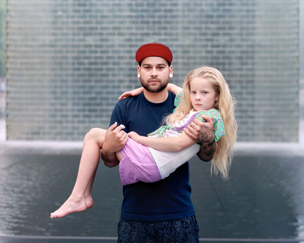 Richard wykonując cykl Touching Strangers korzysta z aparatu wielkoformatowego, co wymusza wolną pracę i współpracę z modelami.