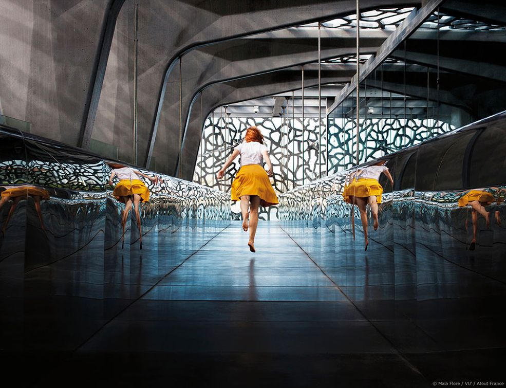 Maia Flore stworzyła cykl "Imagine France", który pokazuje współczesne spojrzenie na najważniejsze dla kultury miejsca we Francji. Efekt jest lekko abstrakcyjny. Powyższe zdjęcie przedstawia muzeum The MUCem w Marsylii.