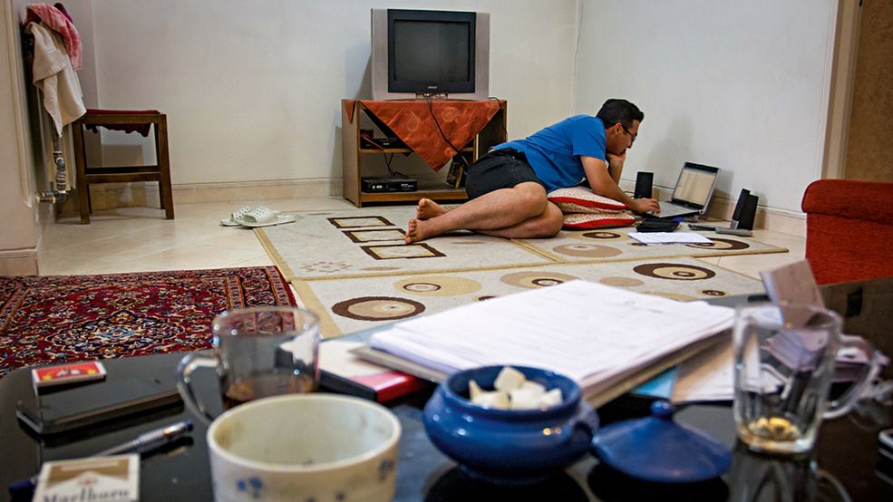 Mohammad, 24 lata, wybiera na swoim laptopie muzykę.
Z 50 sylwetek, Bossan wybrał 20 i dla nich urządził warsztaty w Teheranie, po których wyłonił 15 finalnych współpracowników.