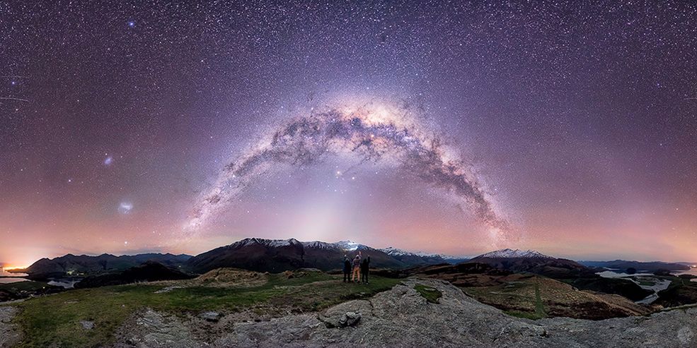 Skąd wzięła się pasja związana z astrofotografią?
Niedługo po tym, gdy zajęliśmy się fotografowaniem, wkroczyliśmy na pole astrofotografii. Było to coś, czego nie widzieliśmy wcześniej na oczy. Zaczęliśmy się uczyć wszystkiego, co pomogłoby nam stworzyć własne niesamowite zdjęcia.Niestety, w tamtym czasie mieszkaliśmy w Australii, gdzie zanieczyszczenie świetlne było zbyt mocne. Zdecydowaliśmy się przeprowadzić na Nową Zelandię w marcu tego roku, by móc rozwijać tę pasję.