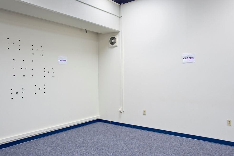 Robiłeś oprócz tego coś związanego z fotografią?
Tak, międzyczasie skończyłem East Tennessee State University w Johnson City i zacząłem pracować jako fotoreporter w lokalnej prasie, edytor i reżyser. Zajmowałem się tym przez blisko 3 lata.
Ta praca wymagała dyspozycyjności ode mnie w stałych porach, co szybko mnie znudziło i wpędziło w przygnębienie – z przyjemnością wpatrywałem się w sufit i pęknięcia w ścianach. Nieświadoma obserwacja zaprowadziła mnie do rozważań na temat tego, jak wyglądają inne biura.
Rozpocząłem nawiązywanie kontaktów z administratorami budynków i podjąłem się fotografowania tego, jak wyglądają biura na uniwersytecie.