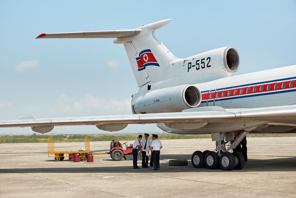 Piloci spotykają się przed lotem przy wlocie bagażowym Tupolewa Tu-154.