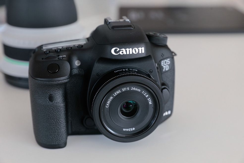 Drugą dzisiejszą nowością jest także EF-S 24mm f/2.8 STM -to pierwszy obiektyw 24mm EF-S typu „naleśnik” firmy Canon.