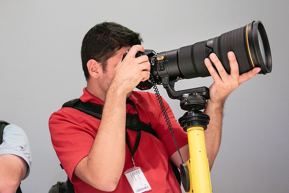 W porównaniu do poprzednika, nowością w obiektywie Nikkor 400 mm f/2.8 E FL ED VR jest przysłona elektromagnetyczna, która ma zapewnić szybszą pracę autofokusu oraz dokładniejsze ustawianie automatycznej ekspozycji. Obiektyw wyposażono w system optycznej stabilizacji, umożliwiający fotografowanie z czasami otwarcia migawki dłuższymi nawet o cztery stopnie przysłony. Do wyboru są dwa tryby pracy: normal i sport. Nowy tryb sport ma gwarantować zachowanie wyraźnego i stabilnego obrazu podczas fotografowania szybko poruszających się obiektów. Producent chwali się, że to rozwiązanie pozwala uzyskać szybkość zdjęć seryjnych oraz opóźnienie wyzwolenia zbliżone do wartości osiąganych przy wyłączonej redukcji drgań.